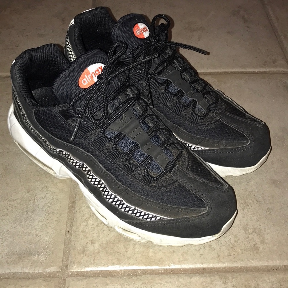 Air max 95 black / white size 8 mens